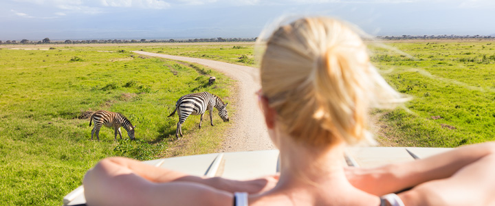 Vom Balkon umrahmt die weitläufige Poollandschaft das Hotel, während der Blick in eine gepflegte Anlage mit klaren Linien und ruhigen Wasserflächen fällt.